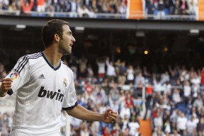 开云体育下载-范戴克成为全场焦点，马里血拼乌克兰，足球场上的双重隐喻