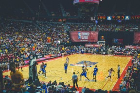 开云体育世界杯-德甲争冠战之夜，小贾伦完成里程碑，当篮球与足球的星光在莱茵河畔交汇