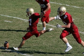 开云体育入口-布克生涯之夜映照下的篮球文明碰撞，当尼克斯压制深圳队成为隐喻