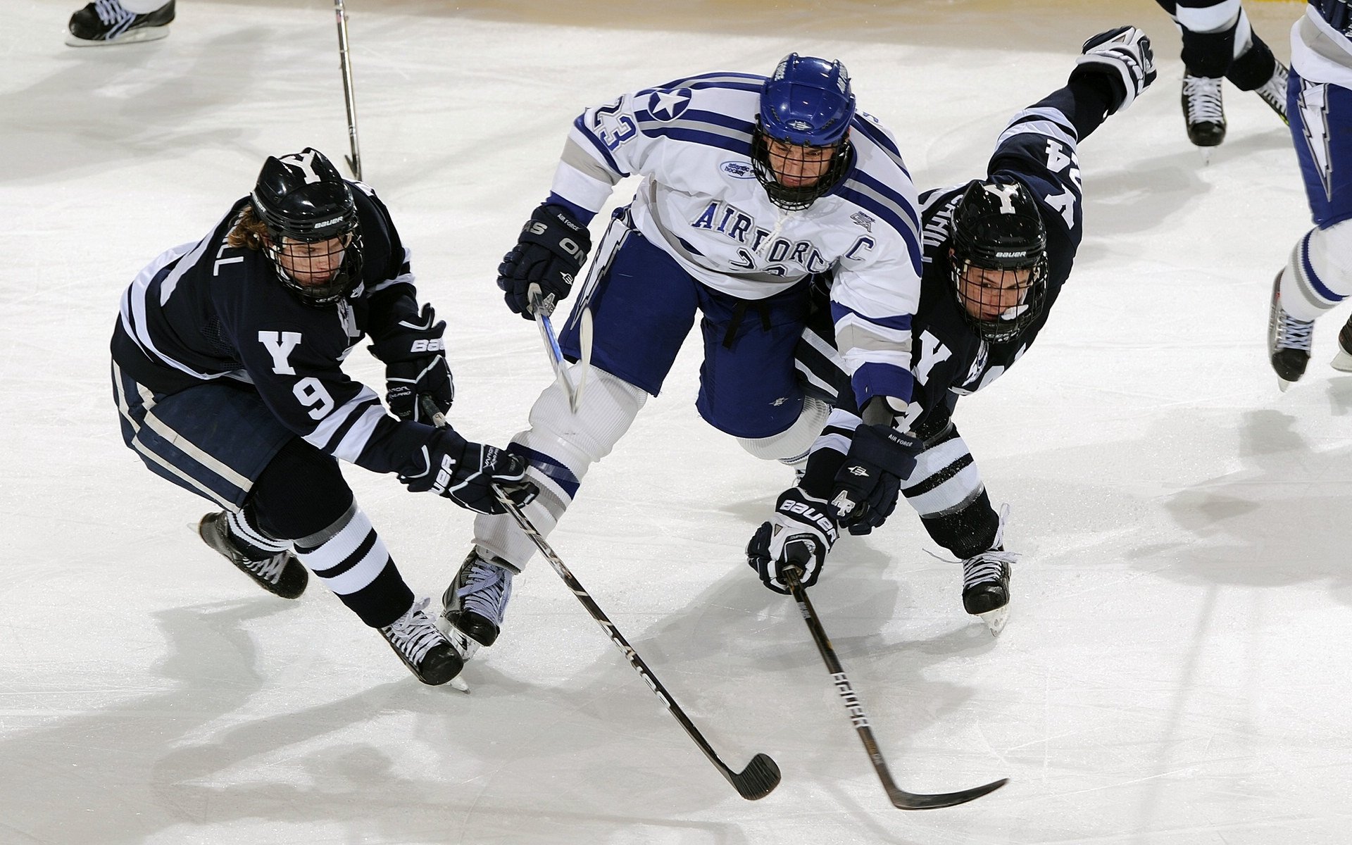 雄鹿稳稳拿下太阳，布克持续制造杀伤背后的战术博弈