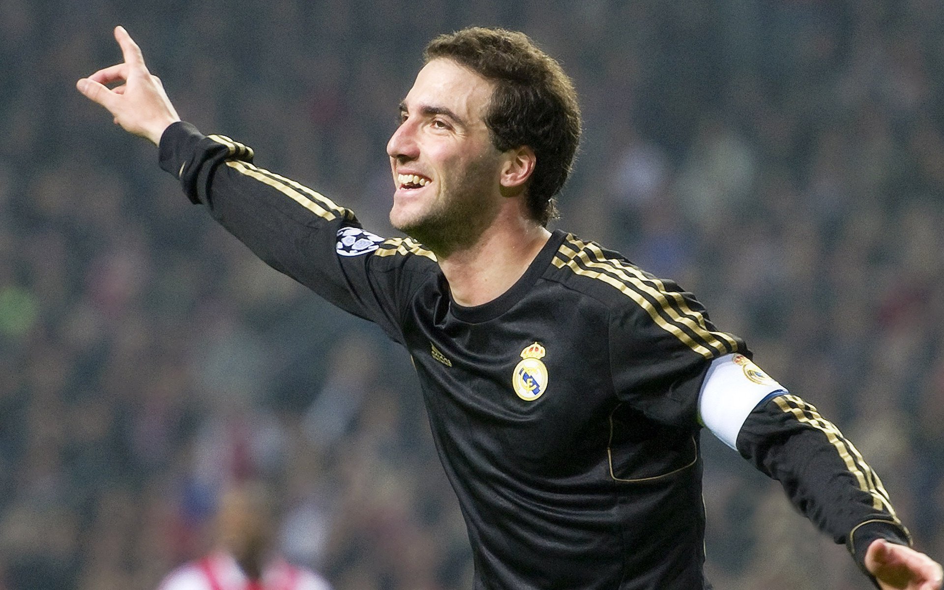 苏亚雷斯爆发，伊朗压哨击败法国，足球世界里，没有不可能